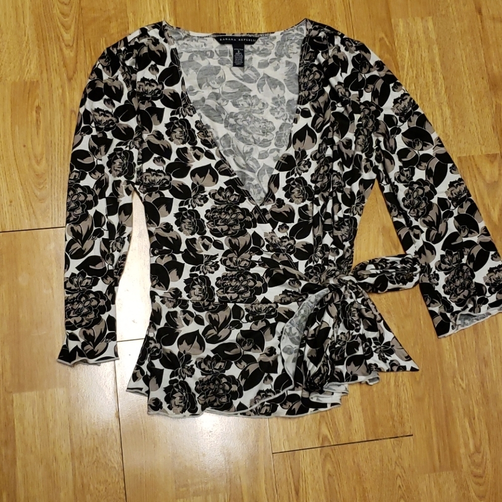 Banana Republic black rose wrap top sz small